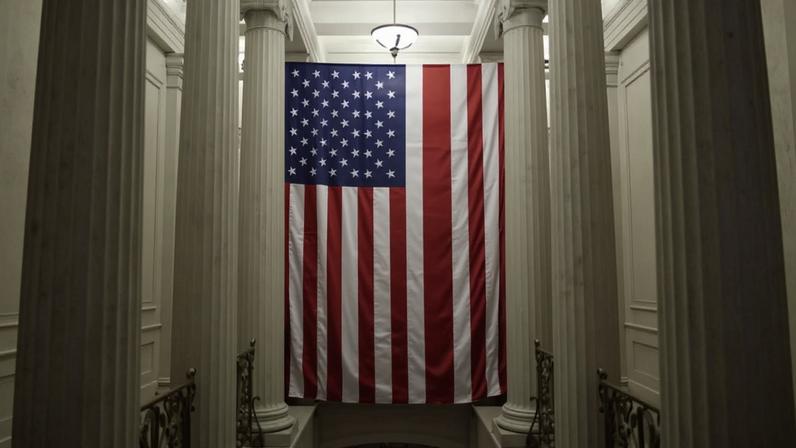 A bandeira dos Estados Unidos está hasteada no Capitólio, em Washington, D.C., EUA, na segunda-feira, 17 de maio de 2010. O Capitólio é a sede do Senado e da Câmara dos Representantes — Foto: Andrew Harrer/Bloomberg