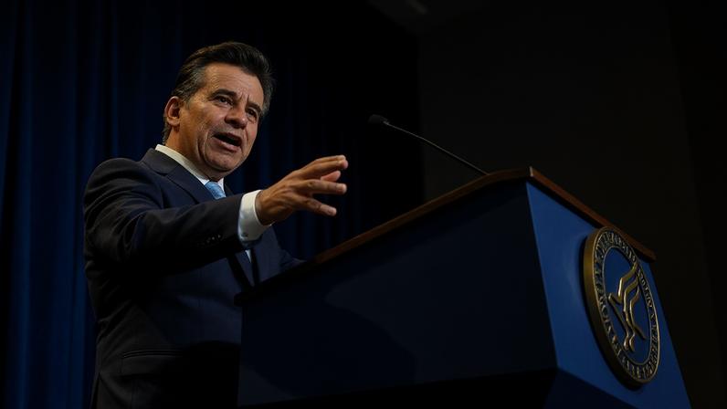 Trump deixa incerta a continuidade do chefe da FDA, enquanto confiança cai