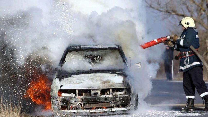 Bombeiro apaga incêndio em carro.