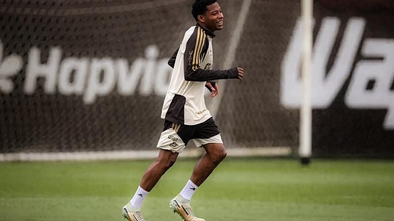 Recuperado de pancada no joelho esquerdo, Plata pode voltar contra o Palmeiras –