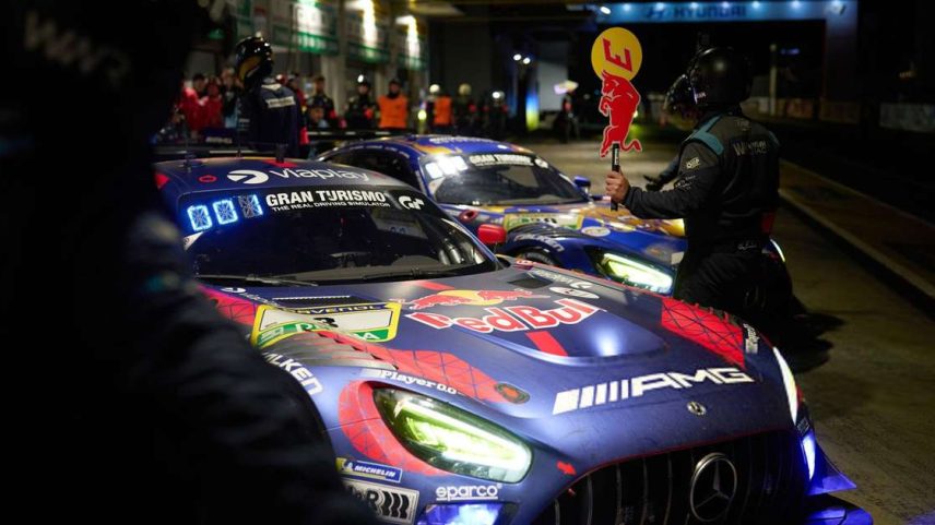 Max Verstappen e Maro Engel cumprem pit stops juntos nas 24 Horas de Nurburgring