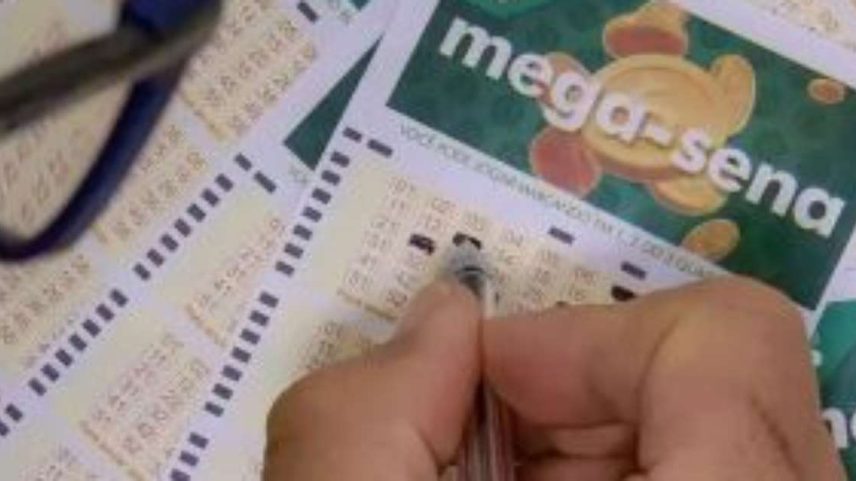 Pessoa marcando cartela da Mega-Sena.
