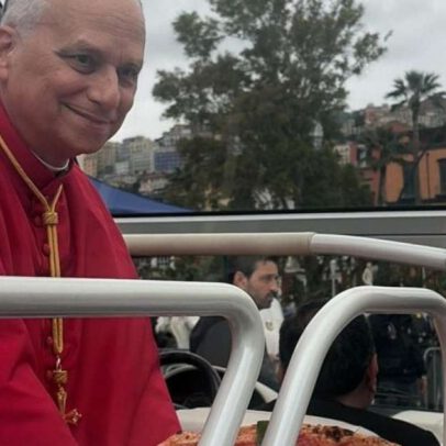 Papa recebe pizza de presente em Nápoles e posa com pizzaiolo
