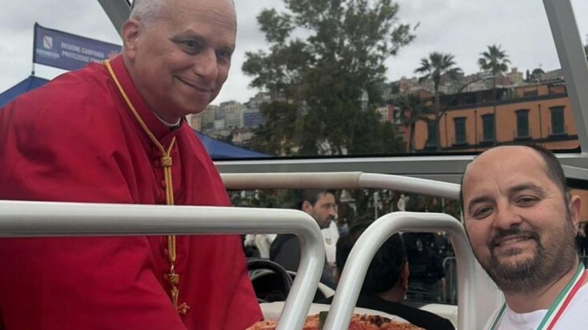 Papa tirou foto com funcionário de pizzaria napolitana