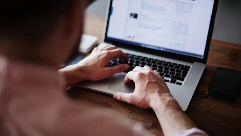 Ferramentas como o Legado do Google e o Contato de Herdeiro da Apple permitem planejar quem poderá acessar arquivos e memórias digitais após a morte, tentando equilibrar sucessão, privacidade e segurança de dados – depositphotos.com / GaudiLab