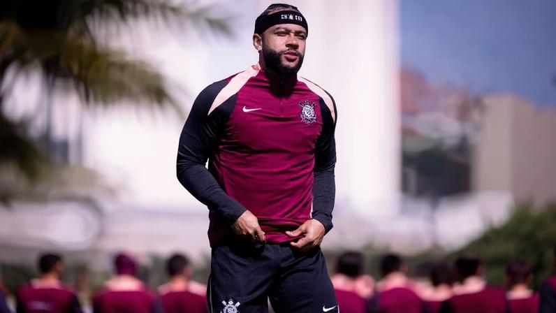 Memphis Depay em dia de treino do Corinthians no CT Joaquim Grava — Foto: Rodrigo Coca/Agência Corinthians