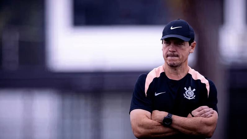 Diniz acompanha treino do Corinthians no CT Joaquim Grava — Foto: Rodrigo Coca/Agência Corinthians