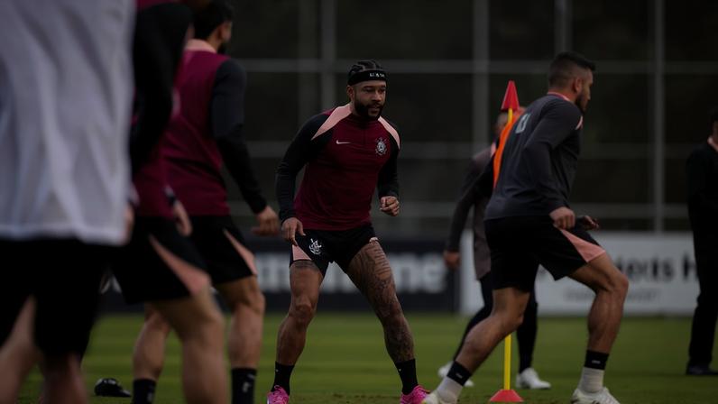 Memphis Depay treina no CT Joaquim Grava com elenco do Corinthians em reta final de transição física após lesão muscular na coxa direita — Foto: Rodrigo Coca/Agência Corinthians