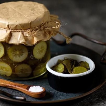 Suco de picles pode aliviar dores e cãibras
