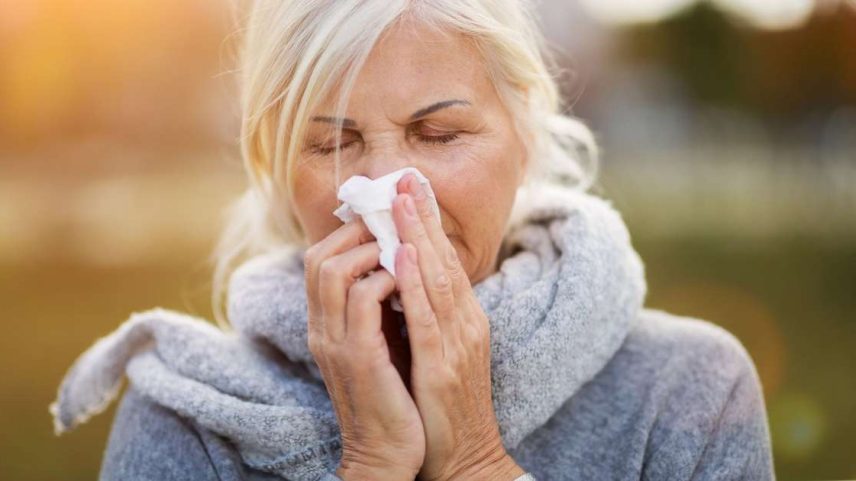 Andar descalço te deixa resfriado? Descubra os maiores mitos da saúde e saiba o que causa gripe e te deixa doente nos dias frios