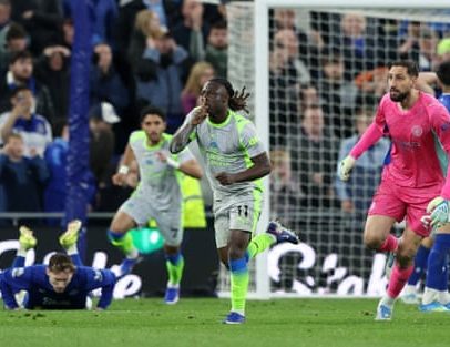 City empata com Everton e Arsenal se aproxima do título, com gol de Doku