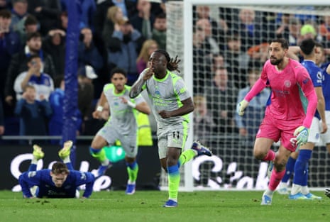 City empata com Everton e Arsenal se aproxima do título, com gol de Doku