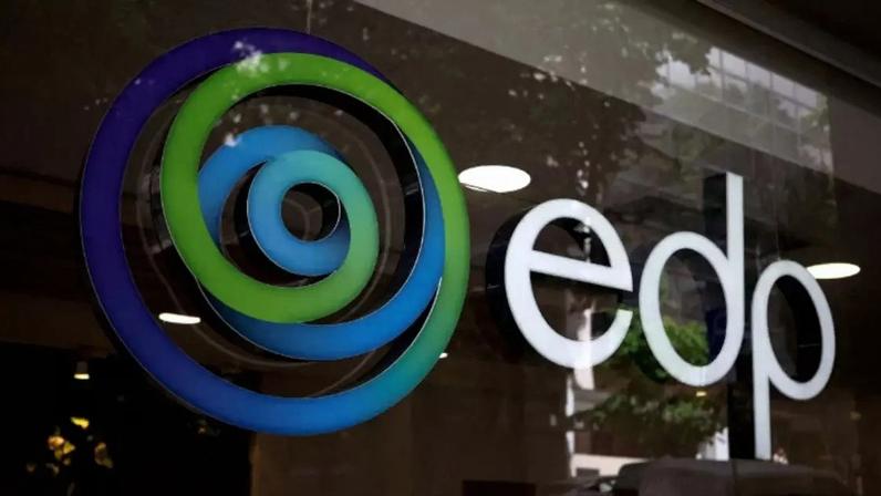 Logotipo da EDP (Energias de Portugal) em vitrine em Lisboa, Portugal, em 9 de maio de 2025. REUTERS/Pedro Nunes