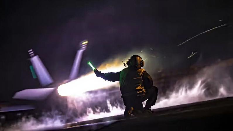 Um F/A-18F Super Hornet decola do convés de voo do porta-aviões USS Nimitz no Oceano Pacífico, em 10 de fevereiro de 2025.