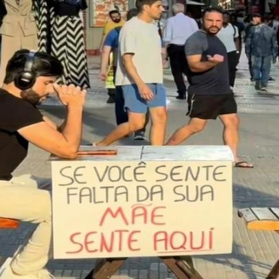 Cristão ora por pessoas que perderam a mãe durante evangelismo em SP