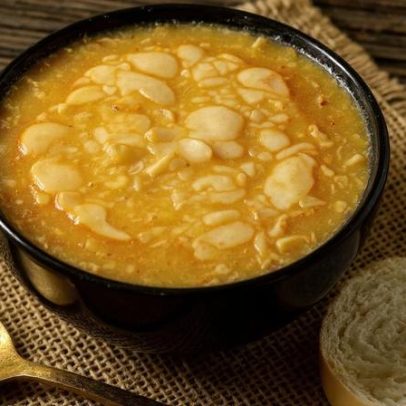Caldo de mandioca com frango desfiado aquece a noite