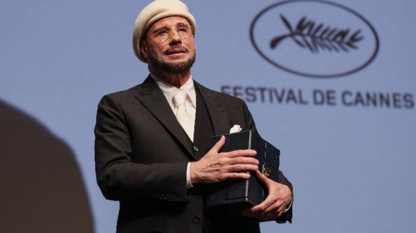 O diretor John Travolta no palco para a exibição de seu filme "Propeller One-Way Night Coach" no 79º Festival de Cinema de Cannes 15 de maio de 2026 REUTERS/Gonzalo Fuentes