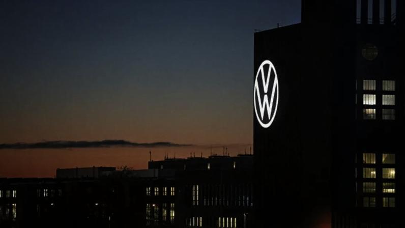 Logotipo da Volkswagen na usina de energia durante o pôr do sol em Wolfsburg, Alemanha, em 21 de novembro de 2025 REUTERS/Annegret Hilse