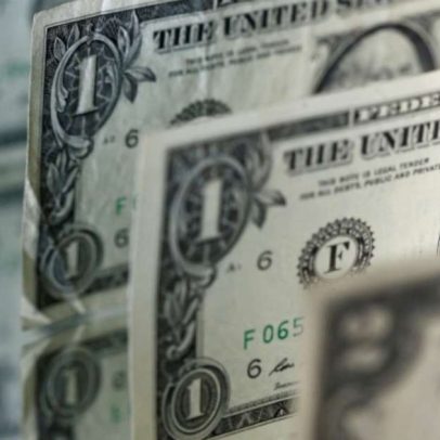 Dólar fecha em queda a R$4,89, menor valor em mais de dois anos