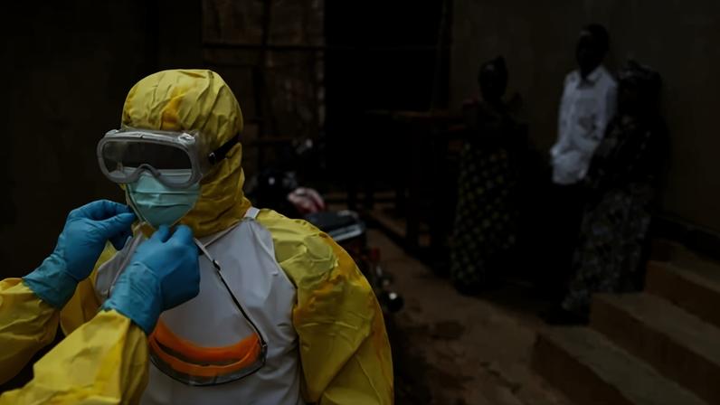 Profissionais da saúde ajustam equipamentos antes de entrar em local com suspeita de ebola na República Democrática do Congo