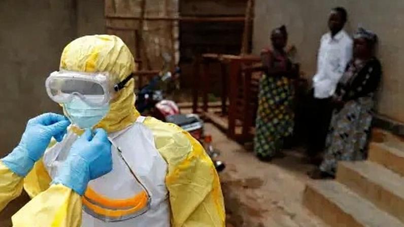 Profissionais da saúde ajustam equipamentos antes de entrar em local com suspeita de ebola na República Democrática do Congo