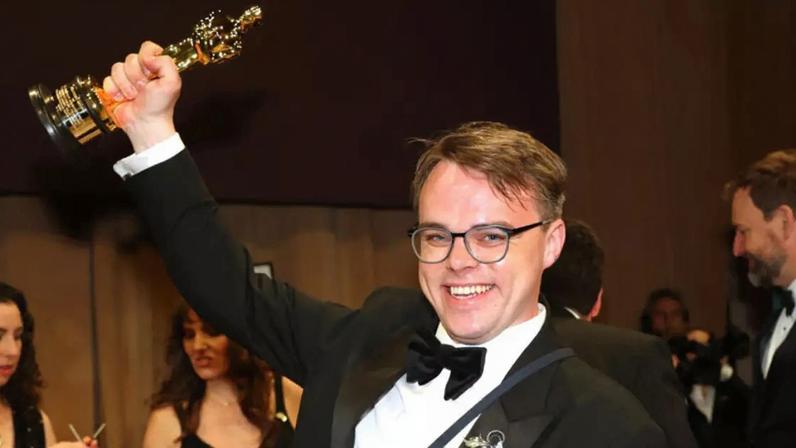 O professor russo Pavel Talankin exibe seu Oscar de Melhor Longa-Metragem Documentário por “Mr. Nobody Against Putin” na cerimônia do Oscar, em Hollywood, 15 de março de 2026.