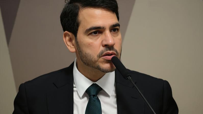 Jorge Messias durante sabatina no Senado. (Foto: Edilson Rodrigues/Agência Senado)