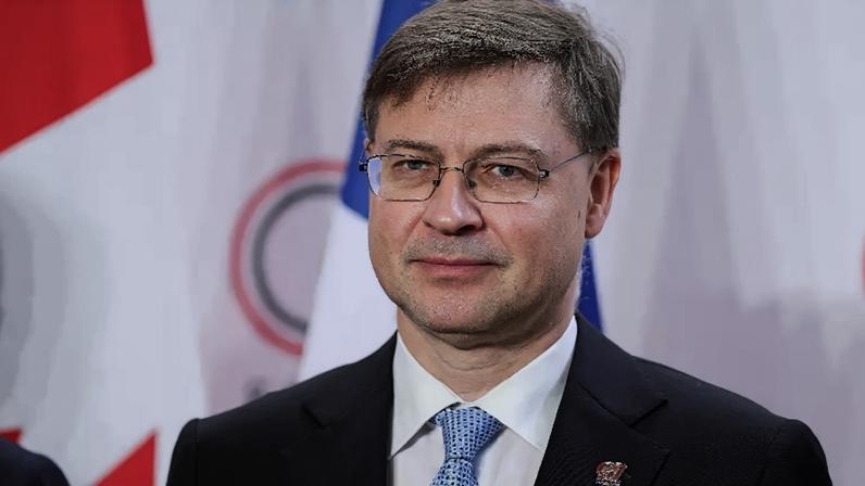 Comissário europeu de economia e produtividade Valdis Dombrovskis em Paris 18 de maio de 2026 REUTERS/Tom Nicholson
