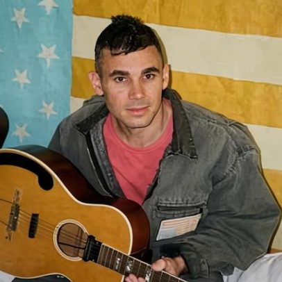 Rostam, ex-Vampire Weekend, comenta pop, protestos e vida de iraniano-americano