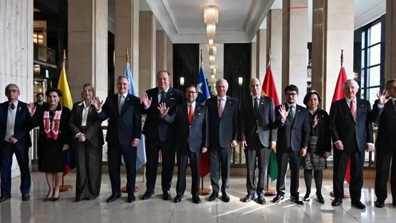 Presidentes da Argentina, Bolívia, Equador, Peru e Chile, juntos ao presidente chileno de extrema direita, José Antonio Kast (sexto a partir da direita), durante reunião contra o cime organizado, em Santiago, quinta-feira, 28 de maio de 2026.