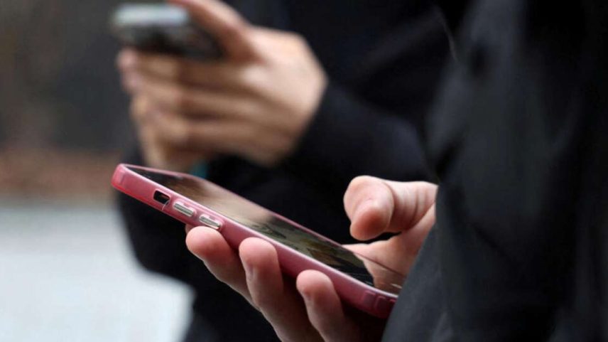 UE avalia proibição de redes sociais para menores e regulação de modelo de negócios de plataformas.