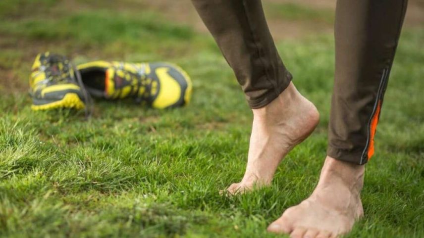 Treinar descalço pode melhorar estabilidade e controle corporal em exercícios de força