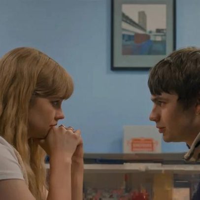 Review de Finding Emily comédia romântica universitária da Gen Z cativante