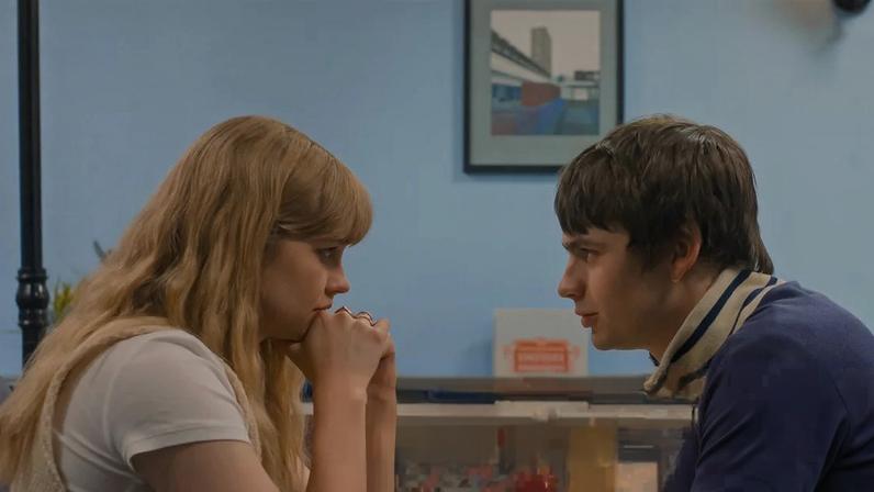 Review de Finding Emily comédia romântica universitária da Gen Z cativante