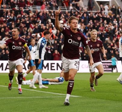 Hearts vence Falkirk; Celtic define duelo pelo título na última rodada