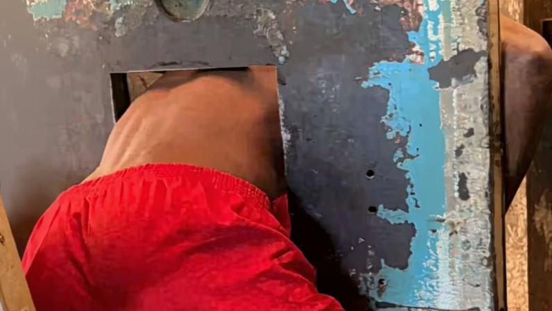 Detento tentava recuperar um objeto pessoal que caiu do lado de fora da cela quando ficou preso