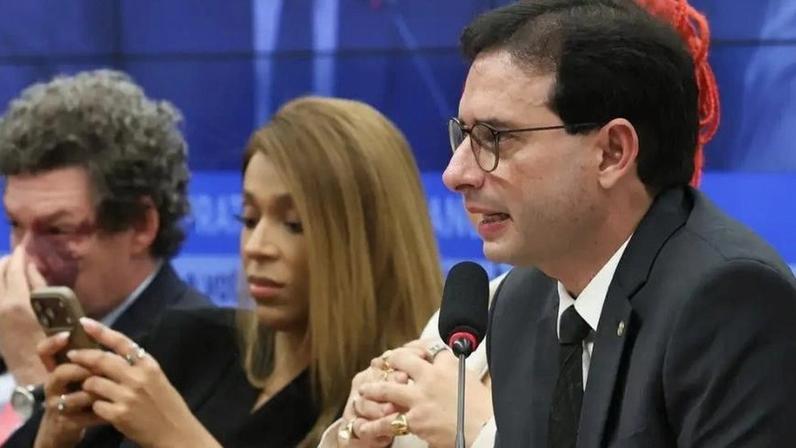25.mai.26 - O deputado Leo Prates (Republicanos-BA) lê relatório sobre o Fim da Escala 6x1 em reunião da Comissão Especial da Câmara