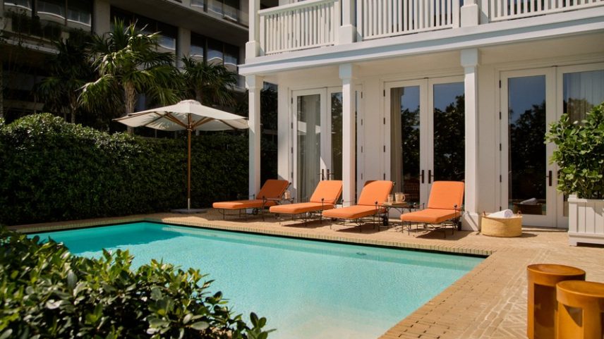 A casa de veraneio dentro do complexo do Four Seasons at the Surf Club manteve a arquitetura original de 1936