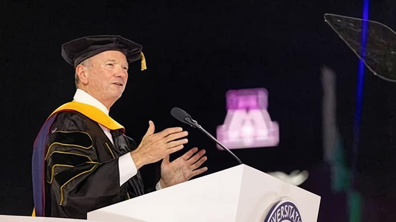 O orador da cerimônia de formatura e ex-CEO do Google, Eric Schmidt, discursa para os graduados (Foto: Chris Richards/Universidade do Arizona)
