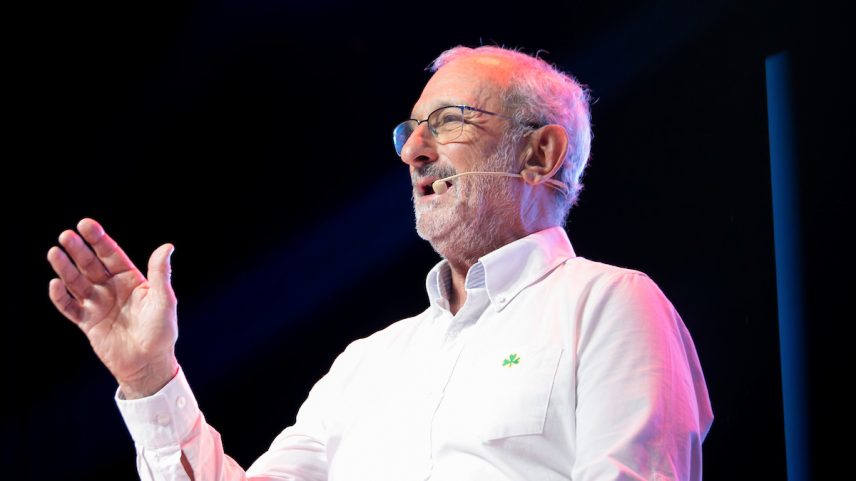 Na foto Gustavo Zerbino palestra para um auditório