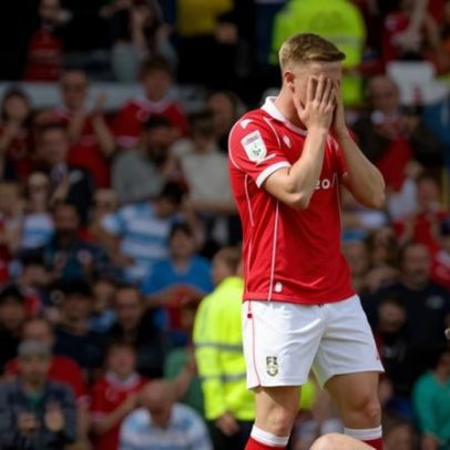 Wrexham sofre com empate que garante vaga de playoff ao Hull