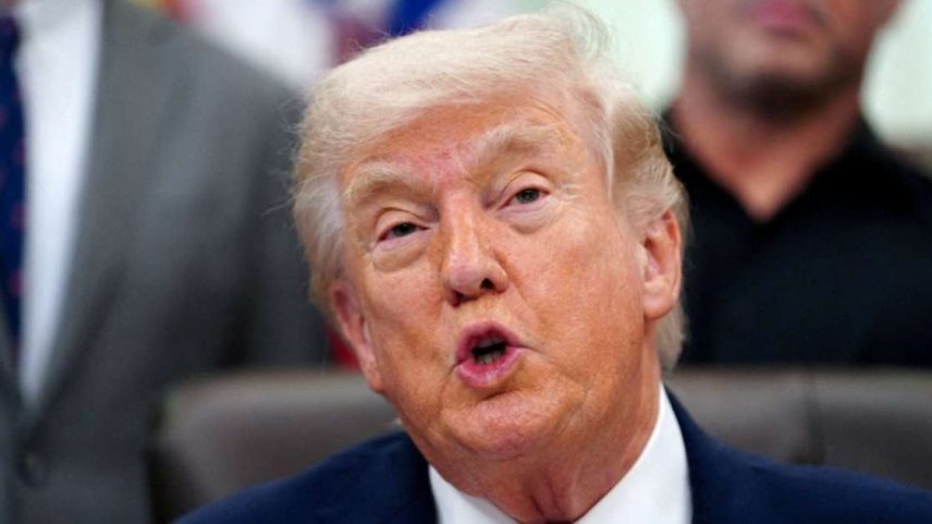 O presidente dos EUA, Donald Trump, fala sobre pesquisas em tratamentos de saúde mental no Salão Oval da Casa Branca em Washington, D.C., em 18 de abril de 2026. REUTERS/Nathan Howard/Foto de arquivo