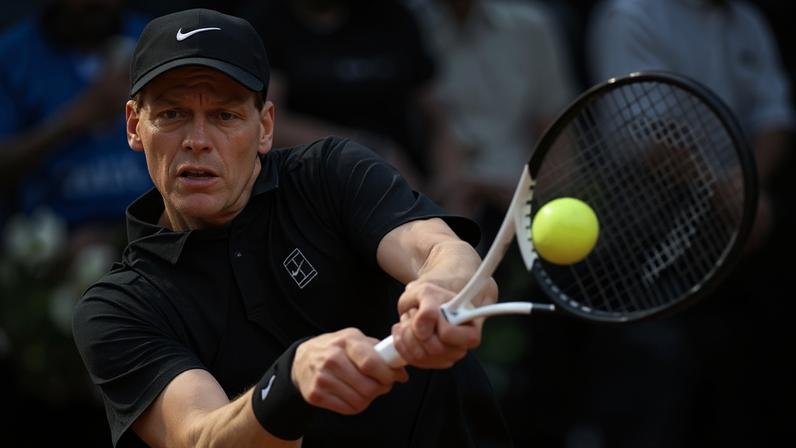 Jannik Sinner eases past Sebastian Ofner in straight sets in his second-round match at the Italian Open.