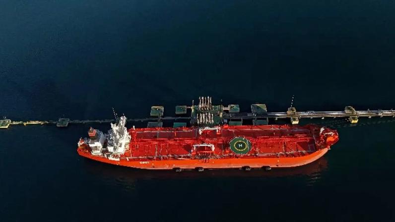 Navio petroleiro no terminal de distribuição da Petrobras em São Sebastião, Brasil, em 20 de abril de 2026. REUTERS/Amanda Perobelli