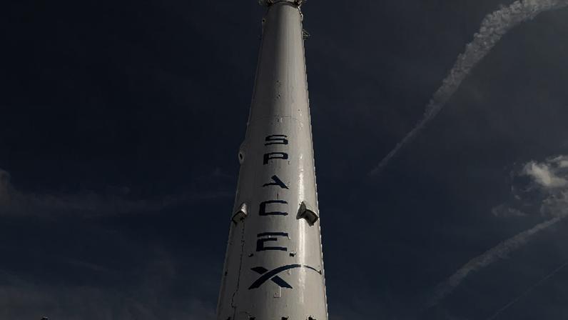 Propulsor do foguete Falcon 9 da SpaceX em Hawthorne, Califórnia, EUA 23 de abril de 2026 REUTERS/Mike Blake