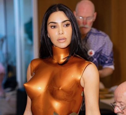 Equipe de design de Londres cria couraça para Kim Kardashian na Met Gala
