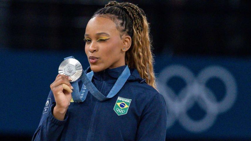 Rebeca Andrade conquistando a terceira medalha em Paris 2024