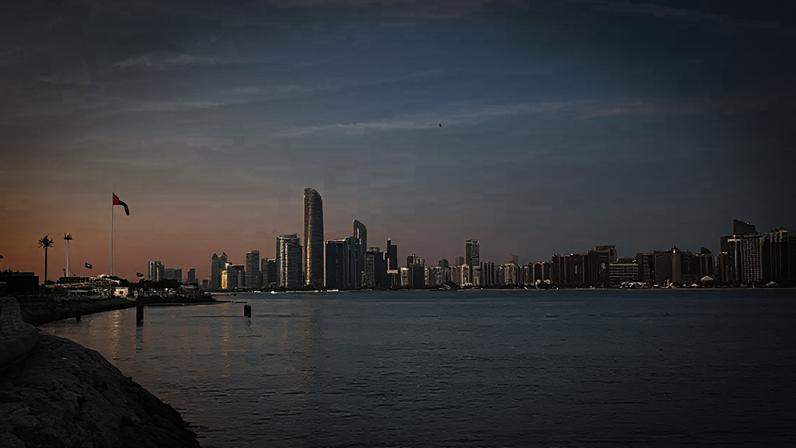 O horizonte de Abu Dhabi. Foto tirada com um telefone celular. REUTERS/Abdelhadi Ramahi/Foto de arquivo