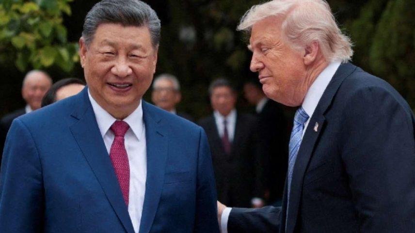 O presidente dos EUA, Donald Trump, fala com o presidente chinês, Xi Jinping, após uma visita ao Jardim Zhongnanhai em Pequim, China, em 15 de maio de 2026. REUTERS/Evan Vucci/Pool/File Photo