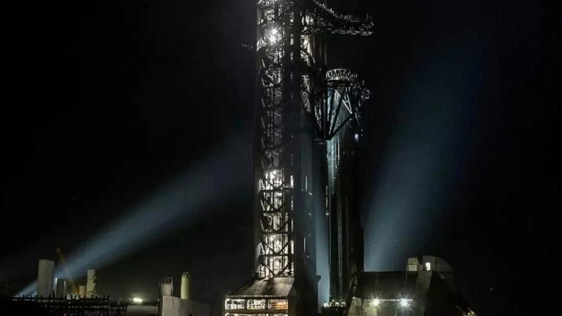 Foguete Super Heavy da SpaceX chega à plataforma de lançamento 2 em Starbase, Texas REUTERS/Steve Nesius